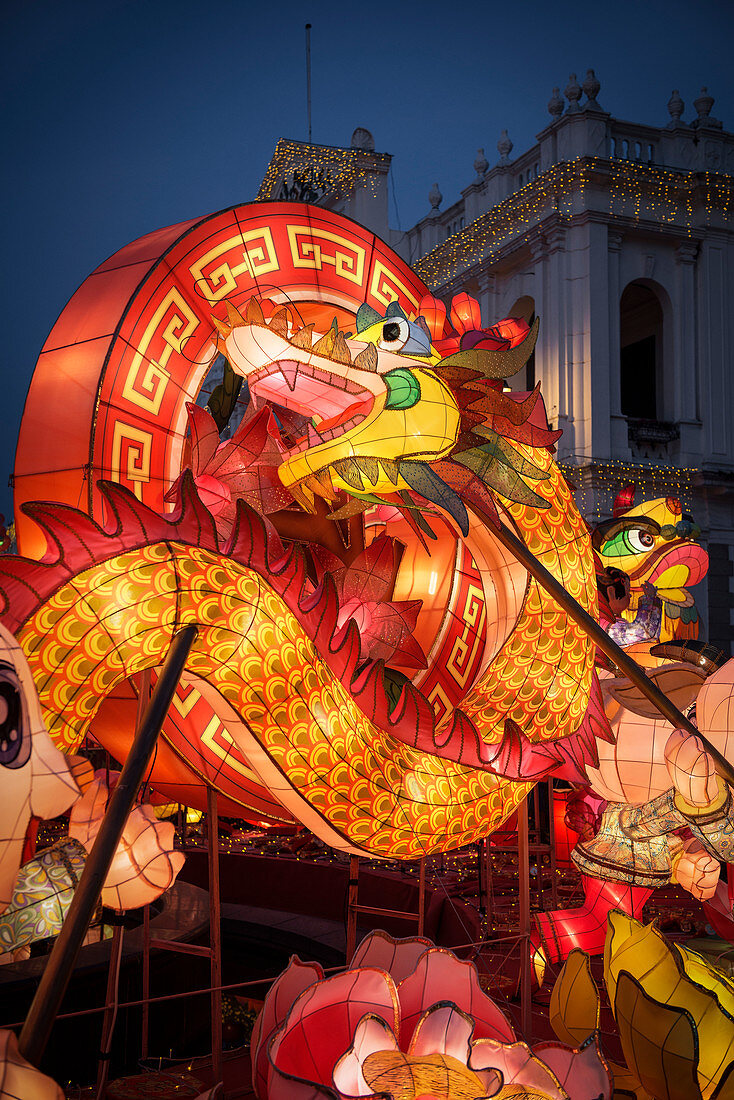 leuchtender Drache anlässlich des Chinesischen Neujahrs Festes in der Altstadt von Macau, China, Asien