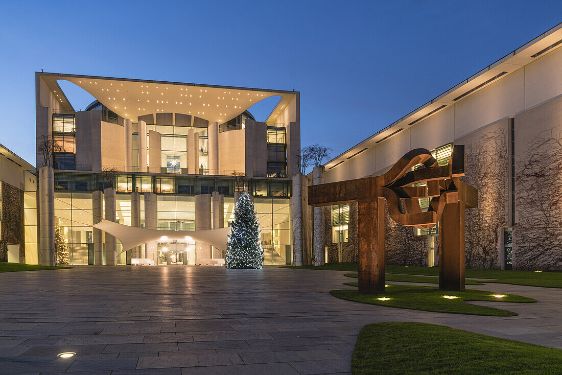 The Bundeskanzleramt, Federal Chancellery and Christmas tree, Tiergarten, Berlin, Germany