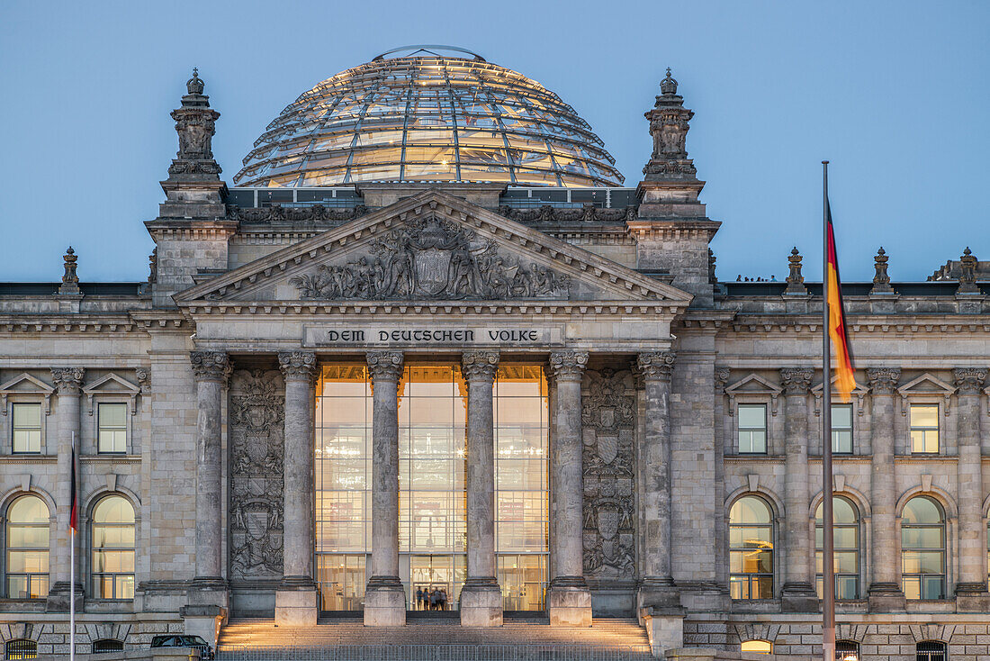 Reichstagsgebaeude und Kuppel in der Daemmerung, Berlin Mitte, Berlin, Deutschland