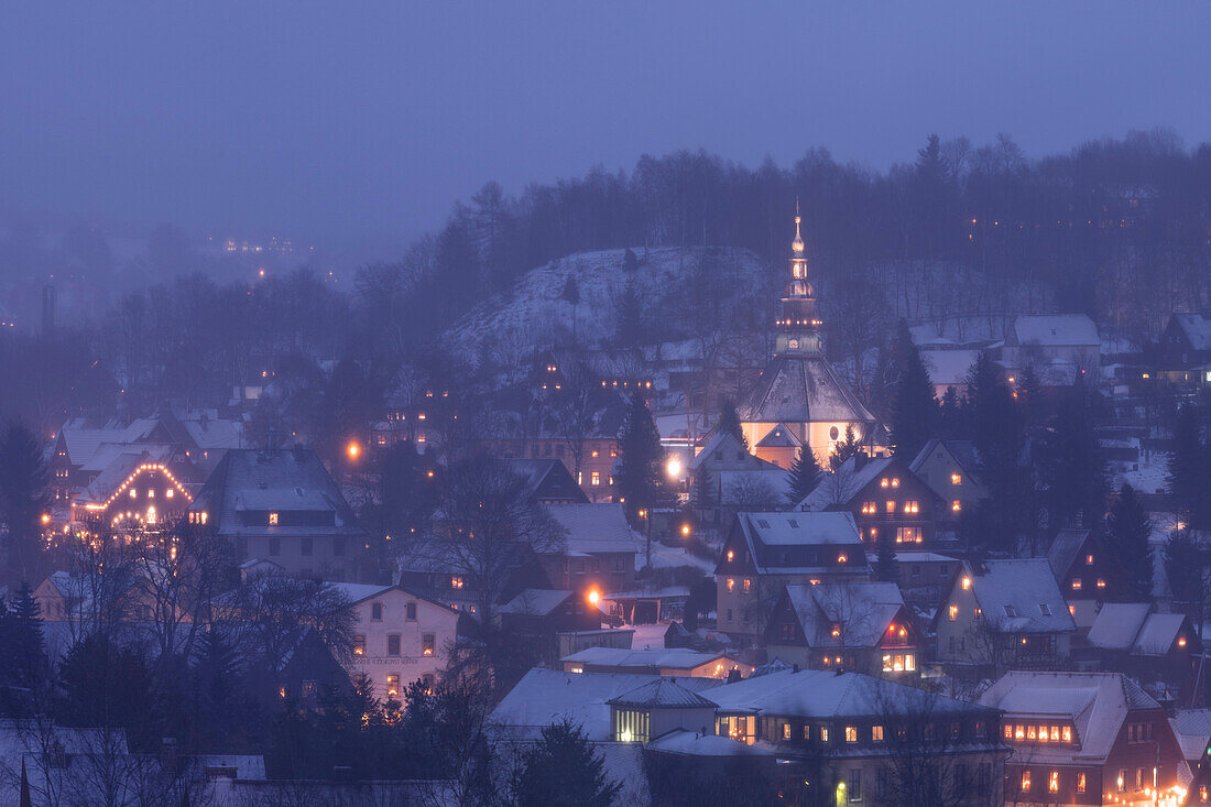 Nächtlicher Blick auf die Bergstadt Seiffen im Winter mit Weihnachtsbeleuchtung und der Seiffener Bergkirche, Erzgebirge, Sachsen, Deutschland