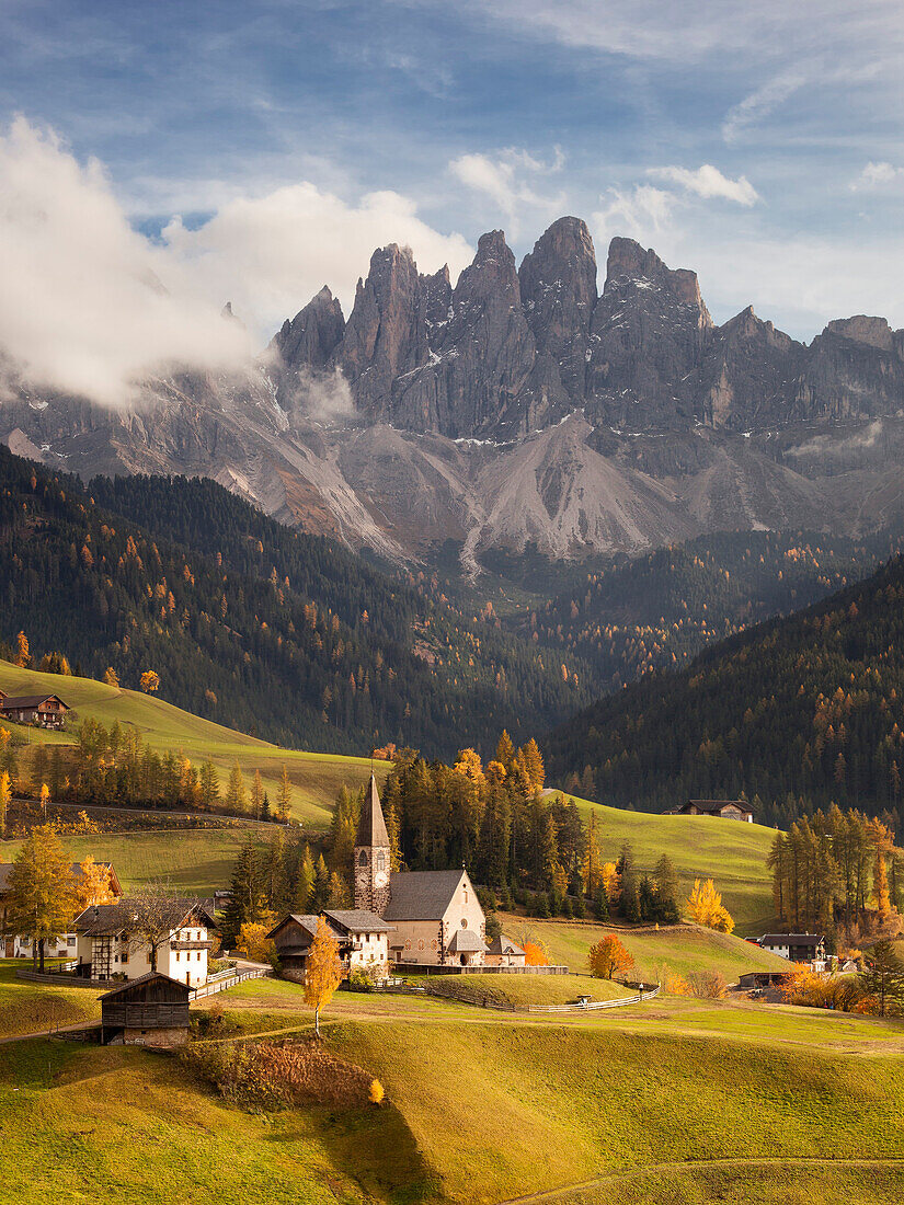 Blick über Villnöss Tal im Herbst mit der Kirche St. Magdalena und den Geislerspitzen, Alpen, Funes, Alto Adige, Dolomiten, Südtirol, Italien, Europa