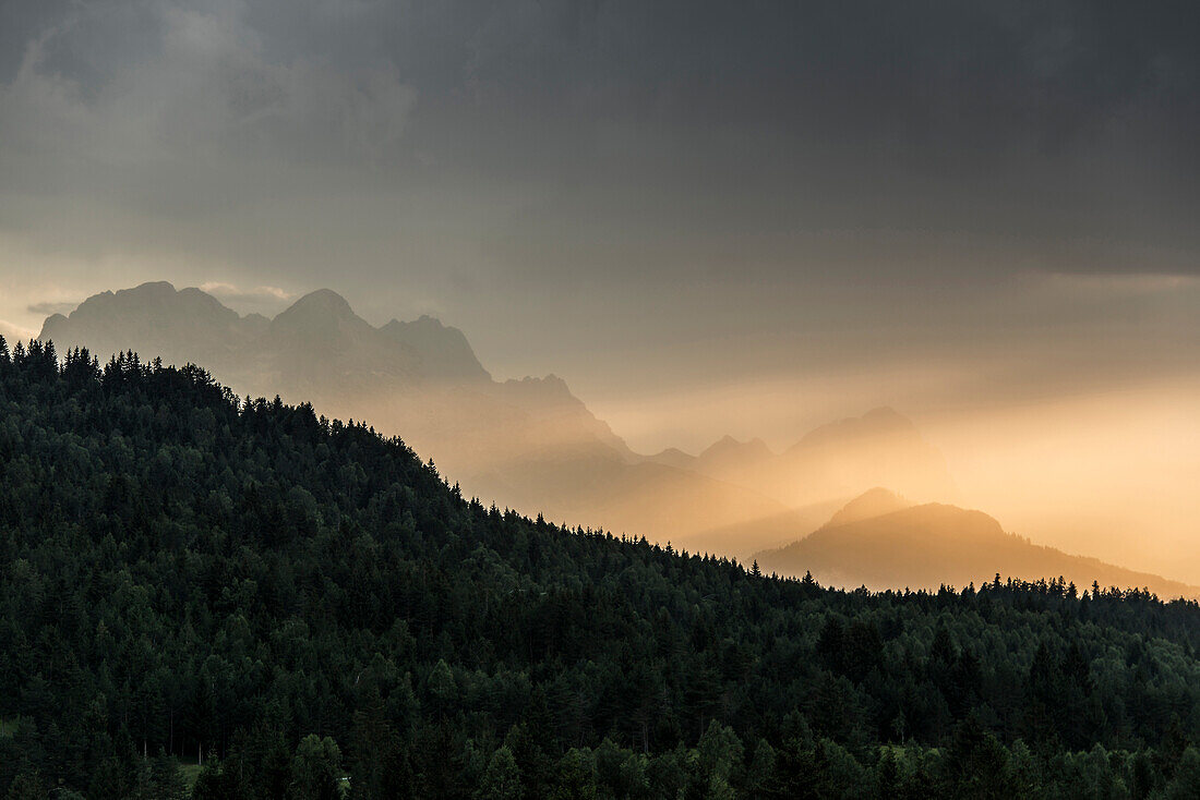 Zugspitze und Gewitterstimmung, bei Mittenwald, Oberbayern, Bayern, Deutschland