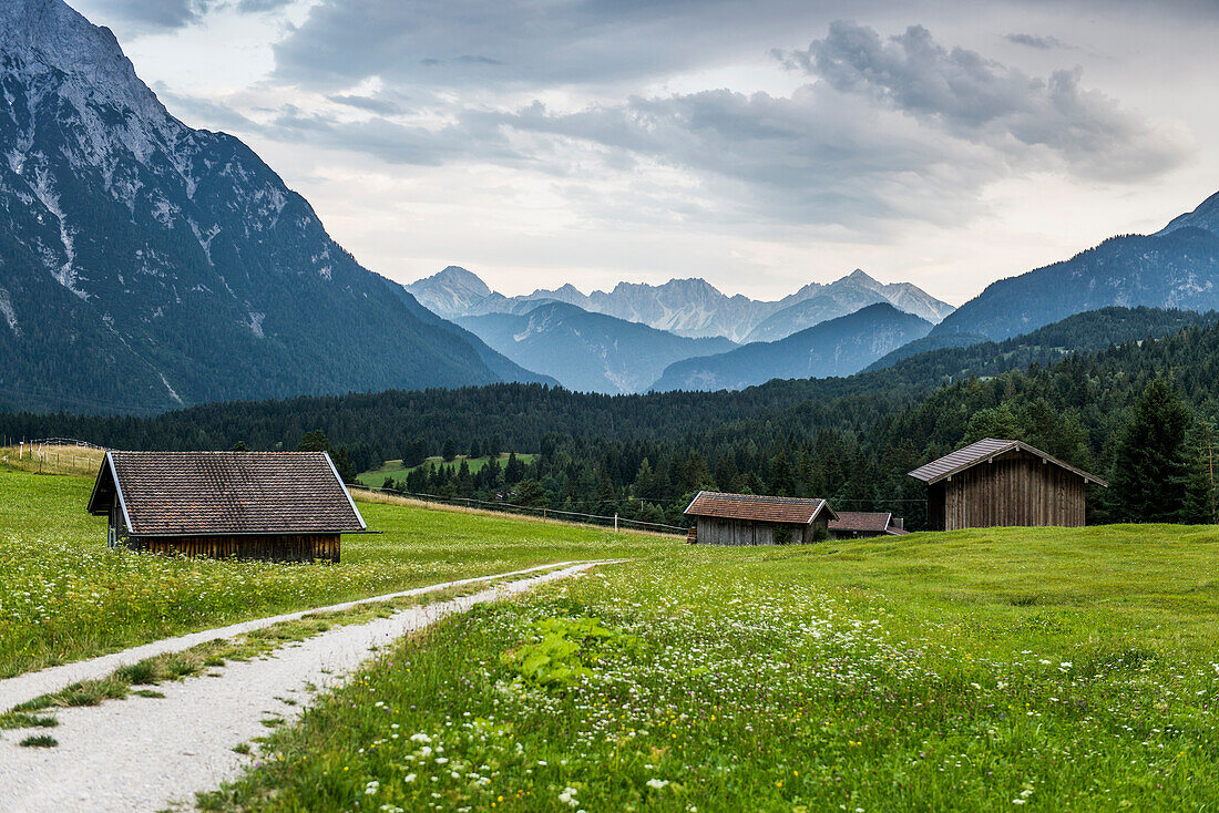 Buckelwiesen und Gewitterstimmung, bei Mittenwald, Oberbayern, Bayern, Deutschland