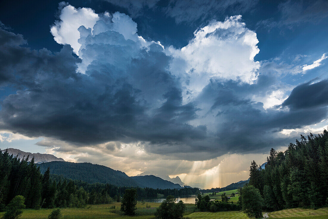 Gewitterwolken, Geroldsee, Wagenbrüchsee, Krün, bei Garmisch-Partenkirchen, Oberbayern, Bayern, Deutschland