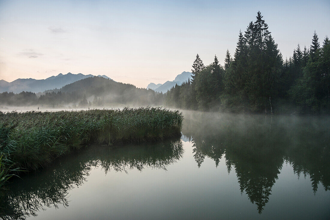 Sonnenaufgang, Geroldsee mit Spiegelung, Wagenbrüchsee, Krün, bei Garmisch-Partenkirchen, Oberbayern, Bayern, Deutschland