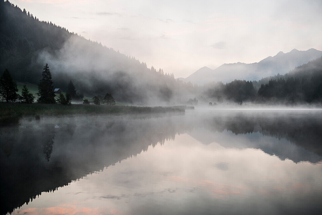 Sonnenaufgang, Geroldsee mit Spiegelung der Berge, Wagenbrüchsee, Krün, bei Garmisch-Partenkirchen, Oberbayern, Bayern, Deutschland