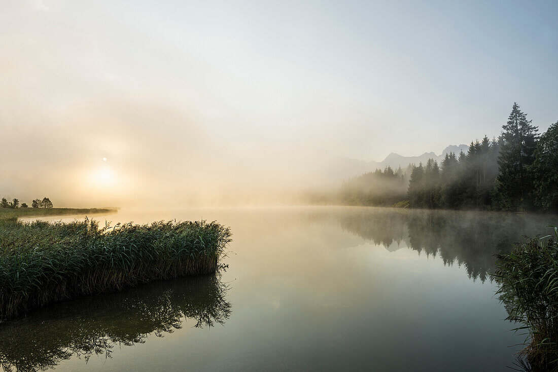 Sonnenaufgang, Geroldsee, Wagenbrüchsee, Krün, bei Garmisch-Partenkirchen, Oberbayern, Bayern, Deutschland