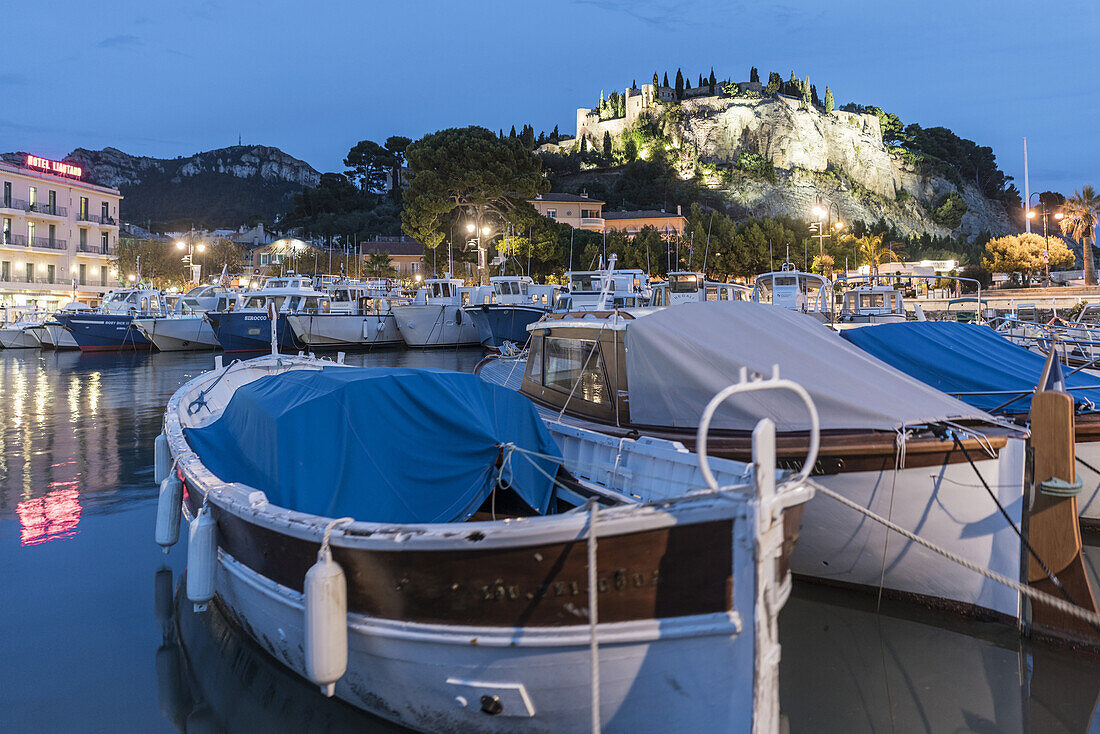 Cassis harbour with boats, fortress in the background, Cassis, Cote d Azur, France