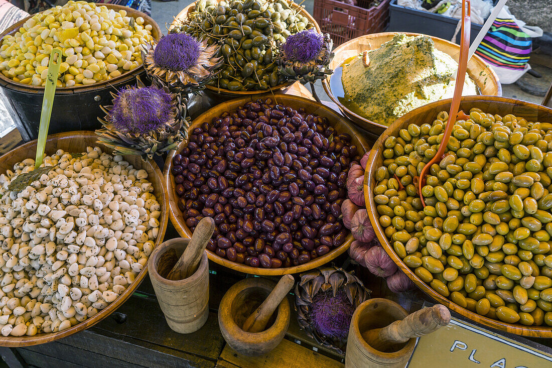 Oliven, Delikatessen auf dem Markt von Lourmarin, Provence-Alpes-Côte d’Azur, Frankreich