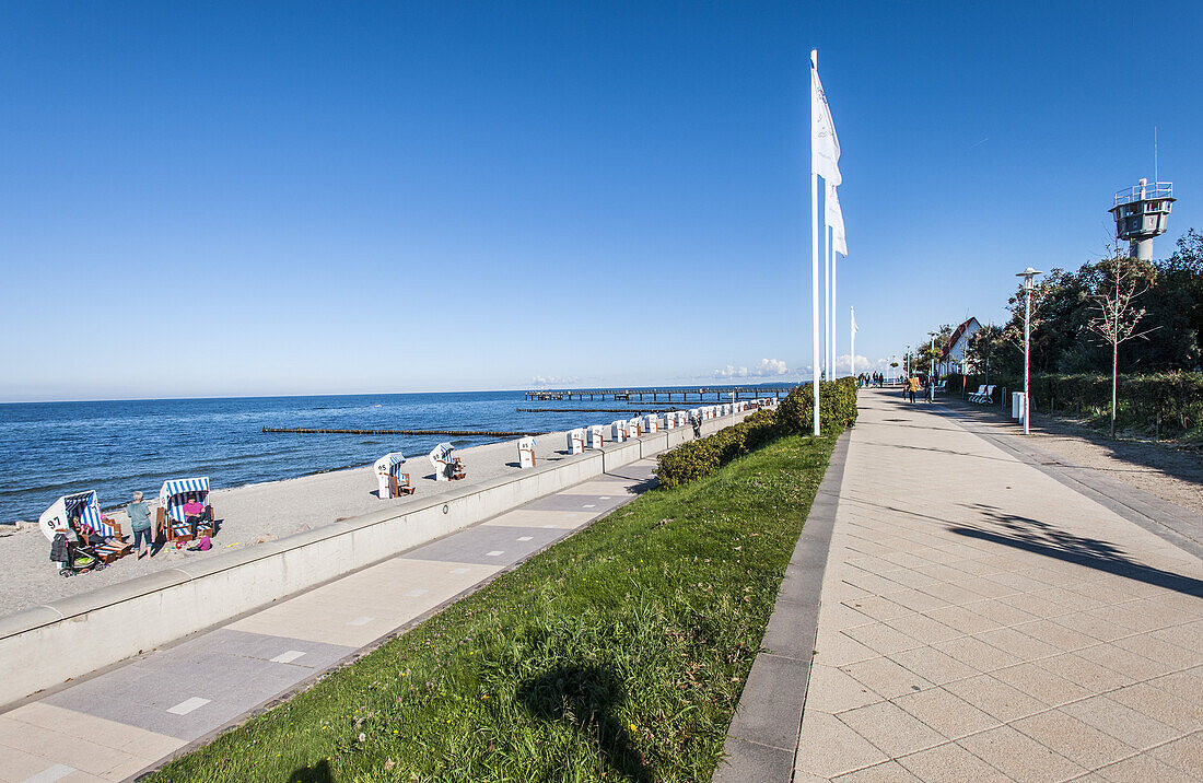 Strandpromenade mit Grenzturm in Kühlungsborn, Mecklenburg-Vorpommern, Ostsee, Norddeutschland, Deutschland
