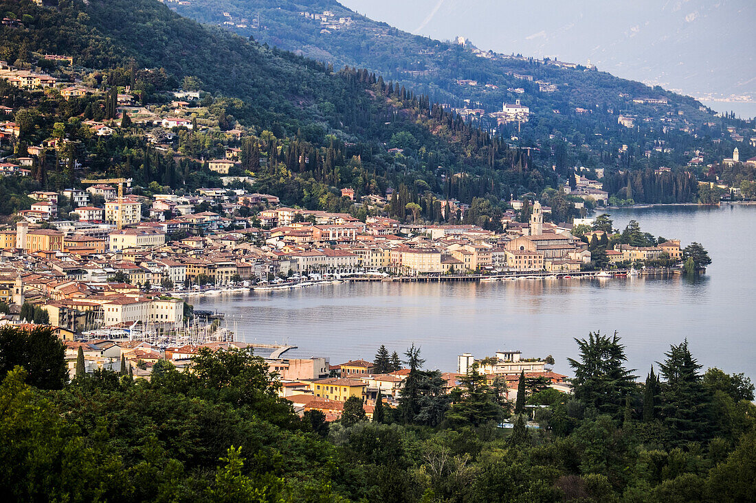 Blick auf Salò und den Gardasee, Gardasee, Trentino, Südtirol, Italien