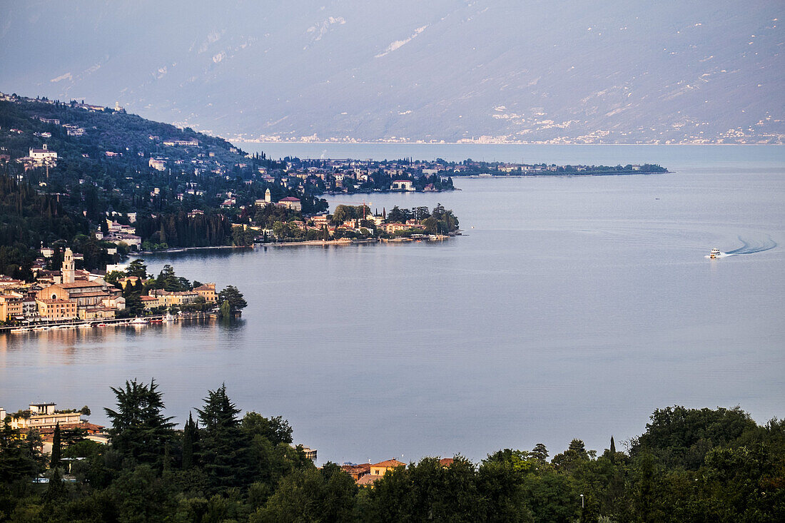 Blick auf Salò und den Gardasee, Gardasee, Trentino, Südtirol, Italien