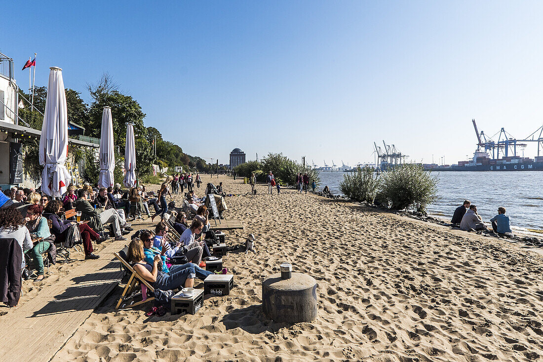 Leute sitzen im Bistro Strandperle an der Elbe Höhe Övelgönne, Hamburg, Norddeutschland, Deutschland