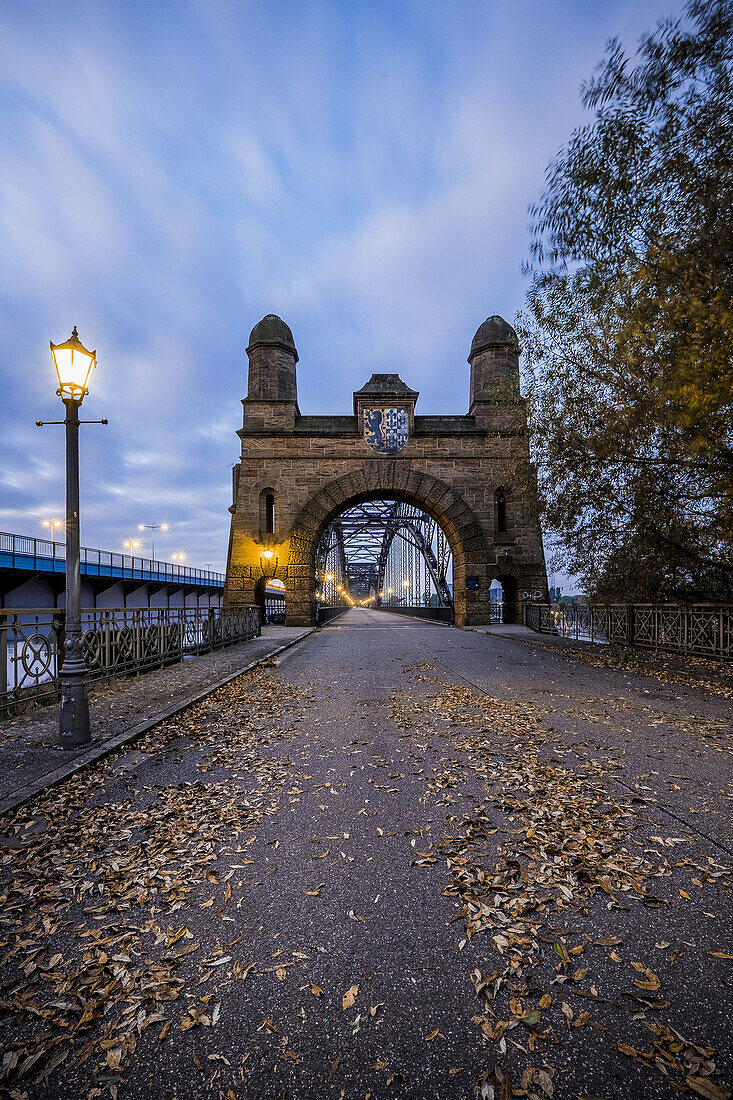 Südportal der Alten Süderelbbrücke in Harburg, Hamburg, Norddeutschland Deutschland