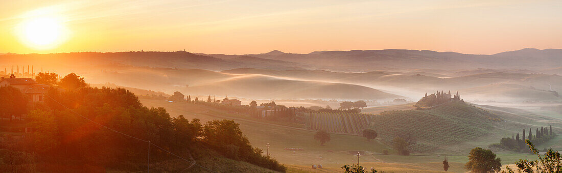 Farm house Belvedere at sunrise, near San Quirico, Val d'Orcia Orcia Valley, UNESCO World Heritage Site, Siena Province, Tuscany, Italy, Europe