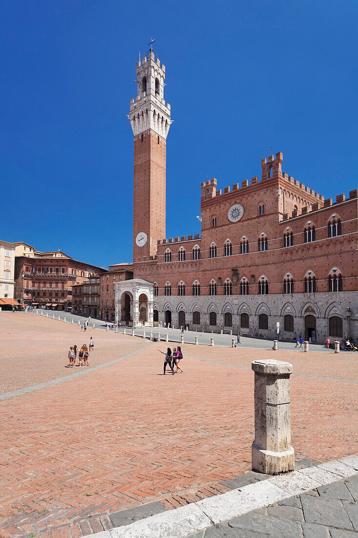 Piazza del Campo with Palazzo Pubblico town hall and Torre del Mangia Tower, Siena, UNESCO World Heritage Site, Siena Province, Tuscany, Italy, Europe