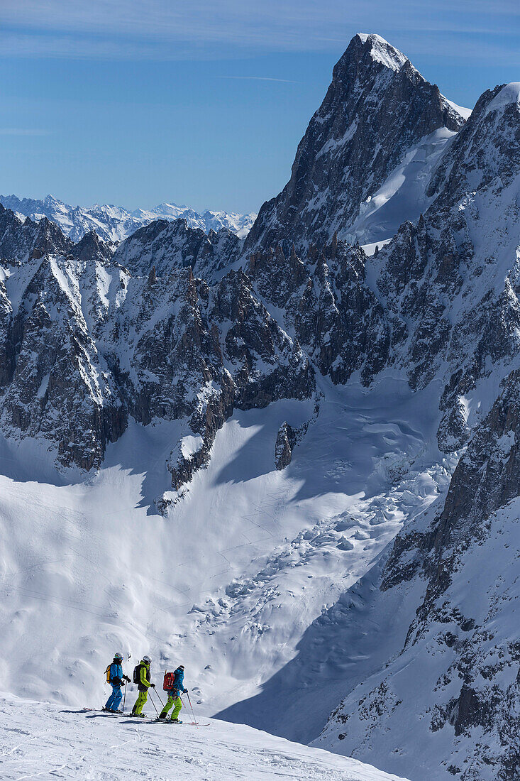 Skifahrer vor der Abfahrt ins Vallee Blanche mit Grandes Jorasses 4208 m, Aiguille du Midi 3842 m, Chamonix, Frankreich