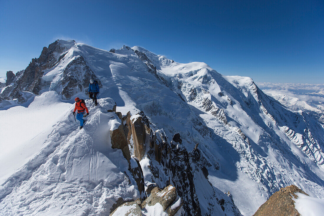 Bergsteiger am Cosmicgrat, Aiguille du Midi 3842 m, Chamonix, Frankreich