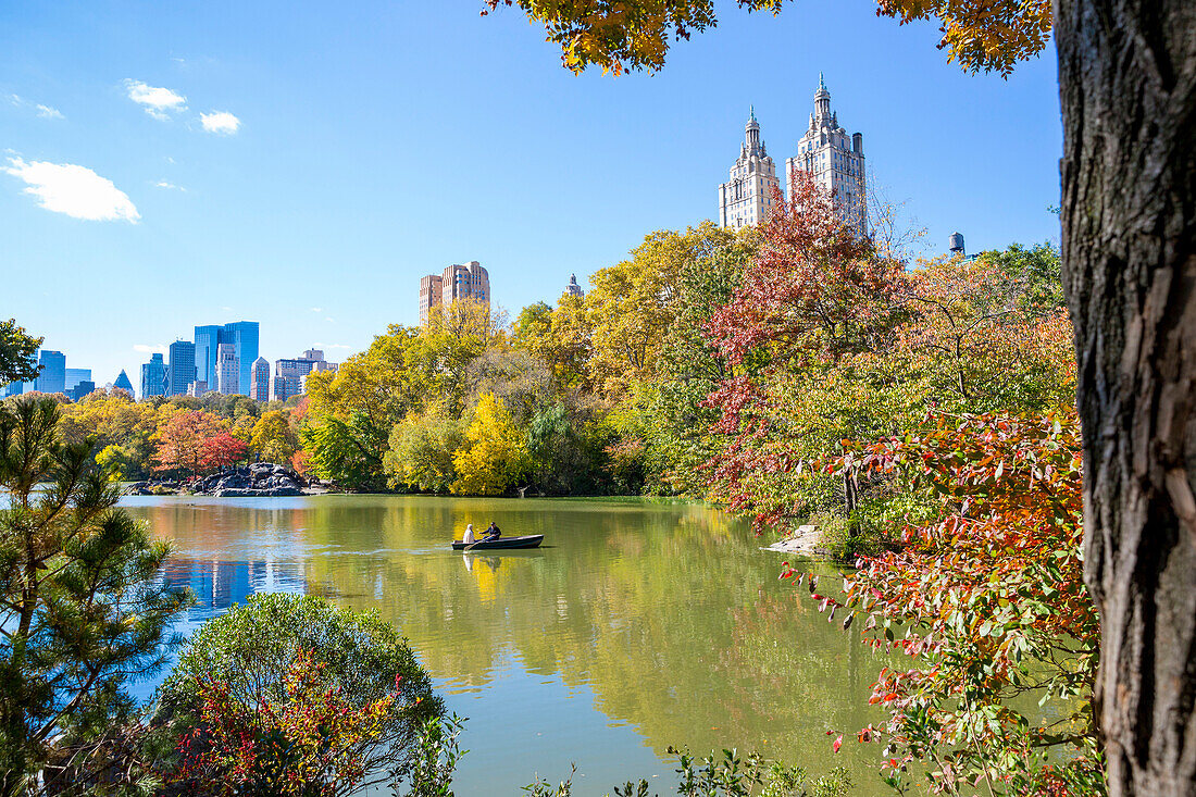 Paerchen im Ruderboot auf dem See, The Lake, Herbst im Central Park, bunte Blaetter, Upper West Side, Skyline, Manhattan, New York City, USA, Amerika