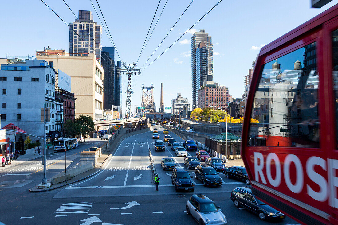 Roosevelt Island Aerial Tram, cable car from Manhattan to Roosevelt Island over the East River, New York City, USA, America