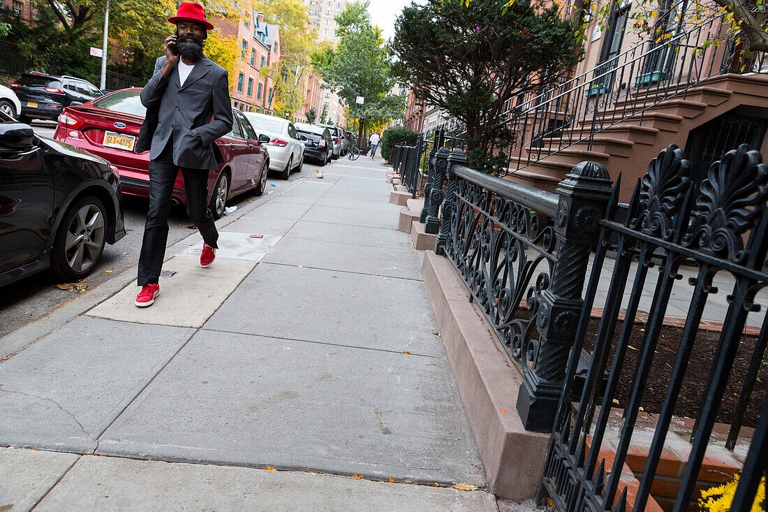 Mann mit rotem Hut, Galerienviertel in der Lower East Side, downtown Manhattan, New York City, USA, Amerika