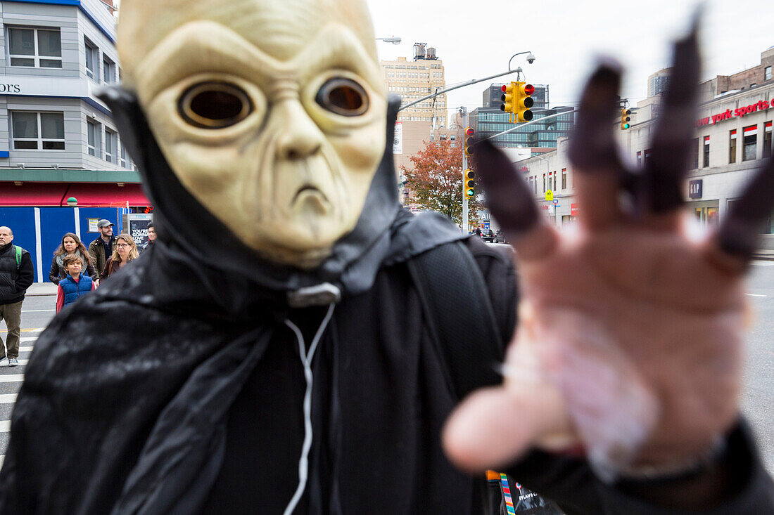 Mann im Halloween Kostuem, Galerienviertel in der Lower East Side, Chelsea, downtown Manhattan, New York City, USA, Amerika