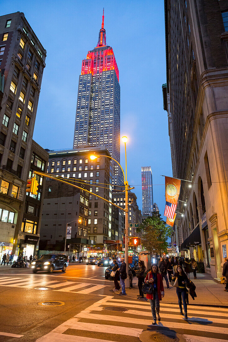 5th Avenue, 5, E 30 Street, Empire State Building at twilight, traffic lights, midtown, Manhattan, New York City, USA, America