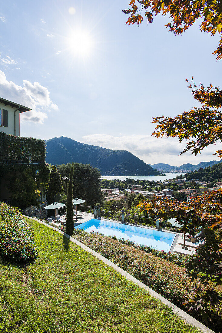 Blick auf den Comer See bei Cernobbio mit Pool und Garten im Vordergrund, Villa Santo Stefano, Como, Lombardei, Norditalien, Italien