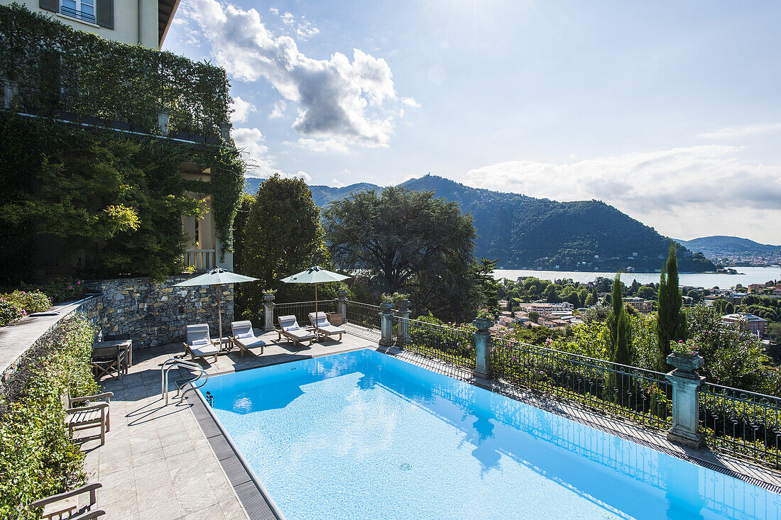 Blick auf den Comer See bei Cernobbio mit Pool und Garten im Vordergrund, Villa Santo Stefano, Como, Lombardei, Norditalien, Italien