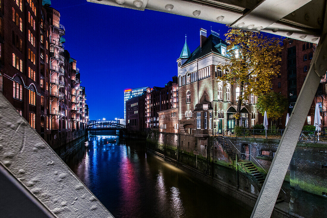 Blick in der Abenddaemmerung auf das Wasserschloss in der alten Speicherstadt, Hafencity Hamburg, Norddeutschland, Deutschland