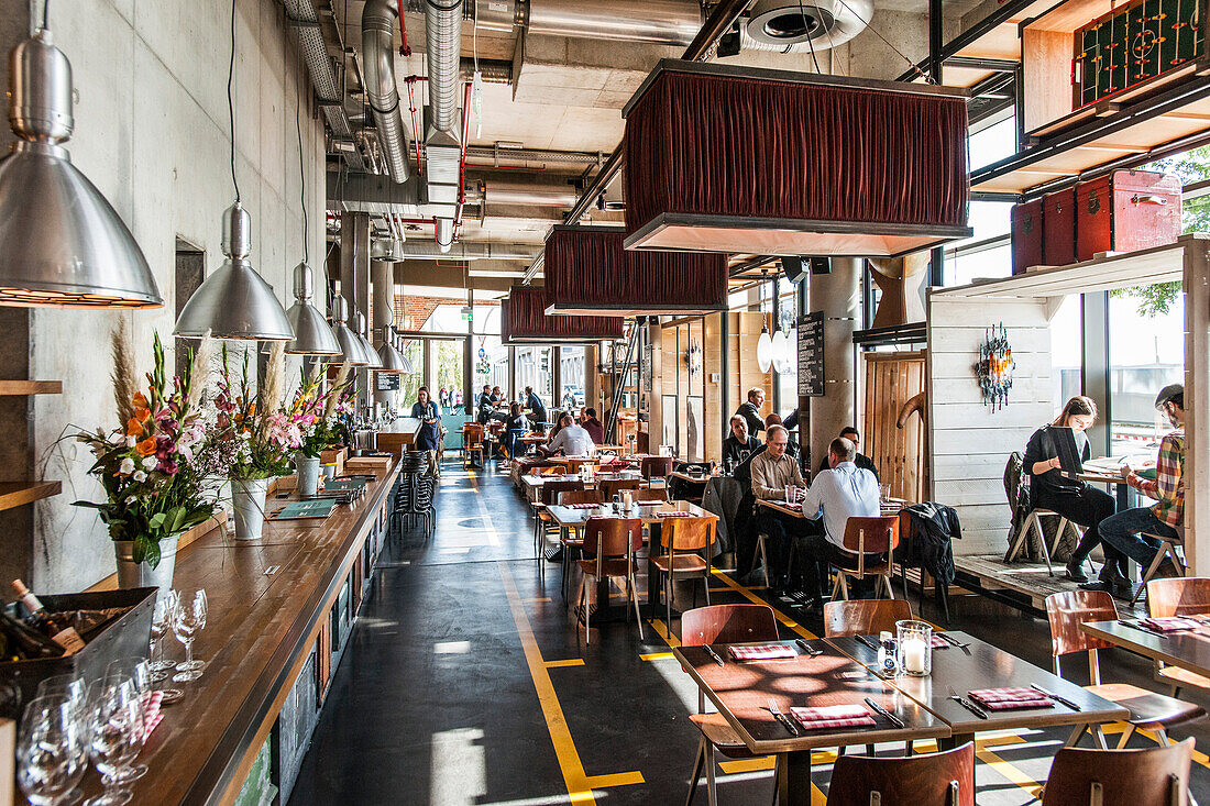 Menschen im Restaurant des 25 Hours Hotel in der Hafencity Hamburg, Norddeutschland, Deutschland