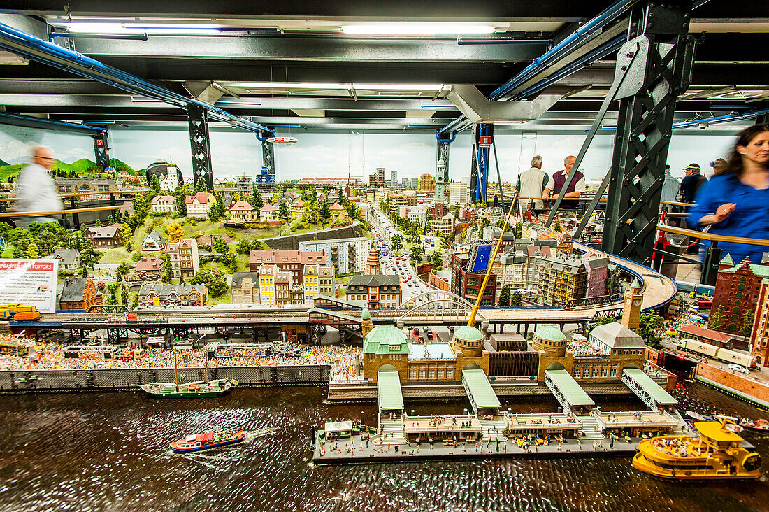 Miniatur Wunderland in der Hafencity Hamburg, größten Modelleisenbahn der Welt, Norddeutschland, Deutschland