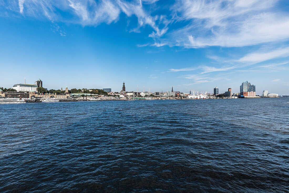 Blick auf die Skyline von Hamburg und die Hafencity, Hamburg, Norddeutschland, Deutschland