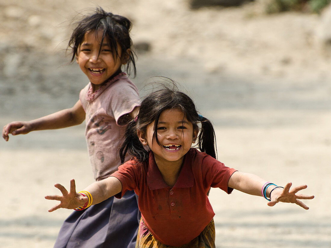 Kleine Maedchen beim Spielen, Nepal, Himalaya, Asien