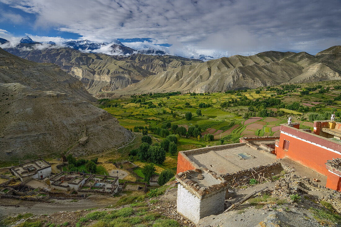 Buddhistisches Kloster, Gompa in Ghiling, Geling, tibetische Ortschaft am Kali Gandaki Tal, dem tiefsten Tal der Welt, fruchtbare Felder gibt es in der Hochwueste nur durch ein ausgekluegeltes Bewaesserungssystem, Mustang, Nepal, Himalaya, Asien