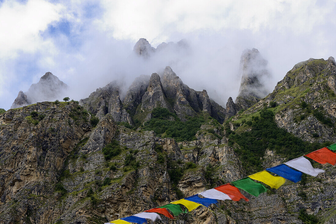 Gebetsfahnen beim buddhistische Kloster Yughat auf dem Nar Phu Trek zwischen Meta und Nar. Nepal, Himalaya, Asien