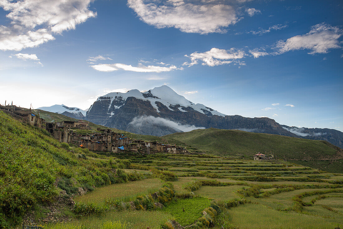 Blick auf Nar am Nar Phu Trek, im Hintergrund der Kang Garu (Kang Guru Nar Nar-Phu Annapurna) (6981 m), Nepal, Himalaya, Asien