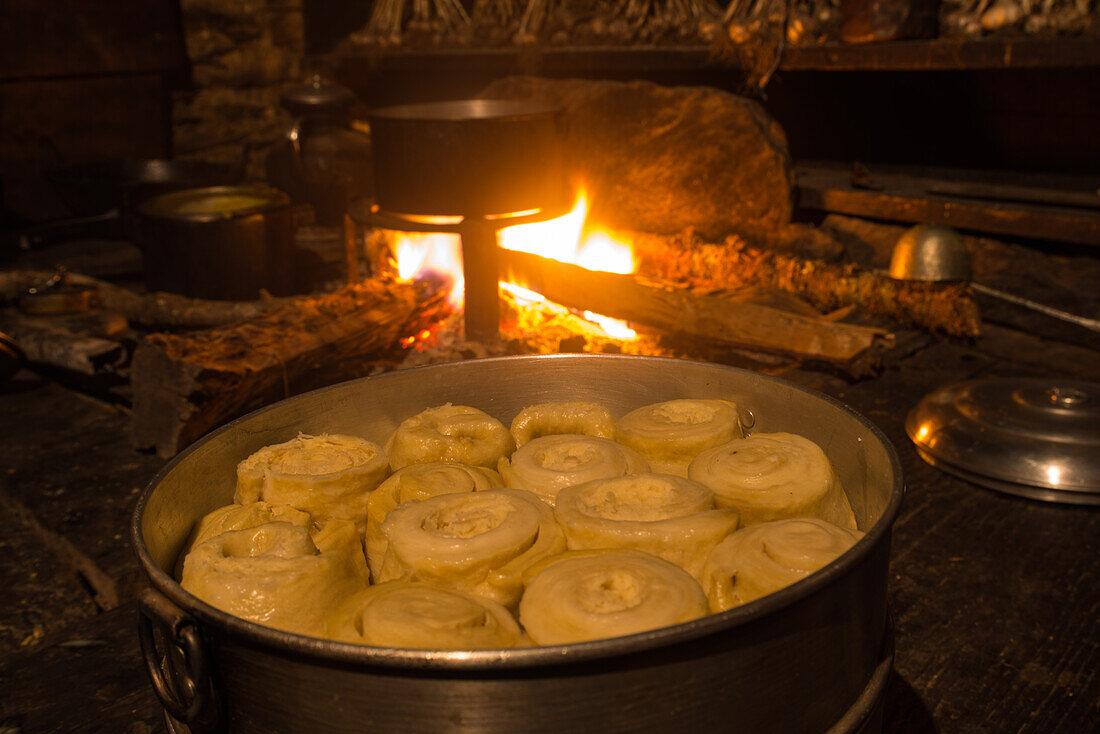 Tingmomos am Kochfeuer, Holzfeuer, Nepal, Himalaya, Asien