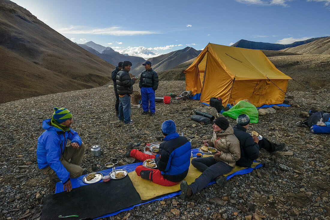 Fruehstueck im Hoch lager, High Camp auf 5200 m auf dem Weg von Nar ueber den Teri La ins Mustang, Nepal, Himalaya, Asien