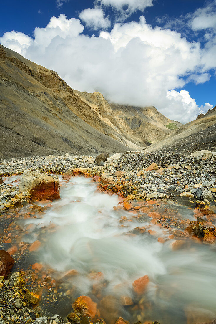 Durch seinen hohen Eisengehalt hinterlasesst der Bach Rijung Prama rote Spuren auf seinem Weg in den Yak Khjola, Mustang, Nepal, Himalaya, Asien