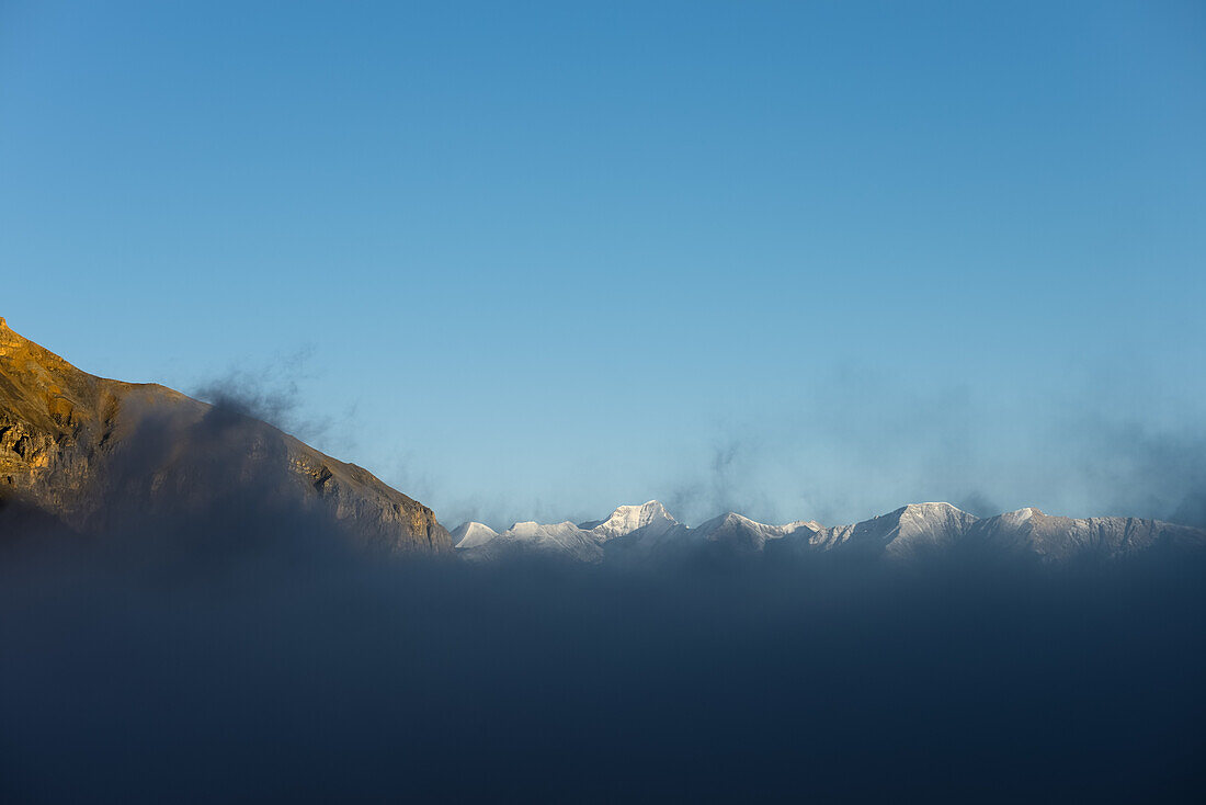 Blick auf den Mustang Himal vom High Camp auf dem Weg von Nar ueber den Teri La ins Mustang, Nepal, Himalaya, Asien