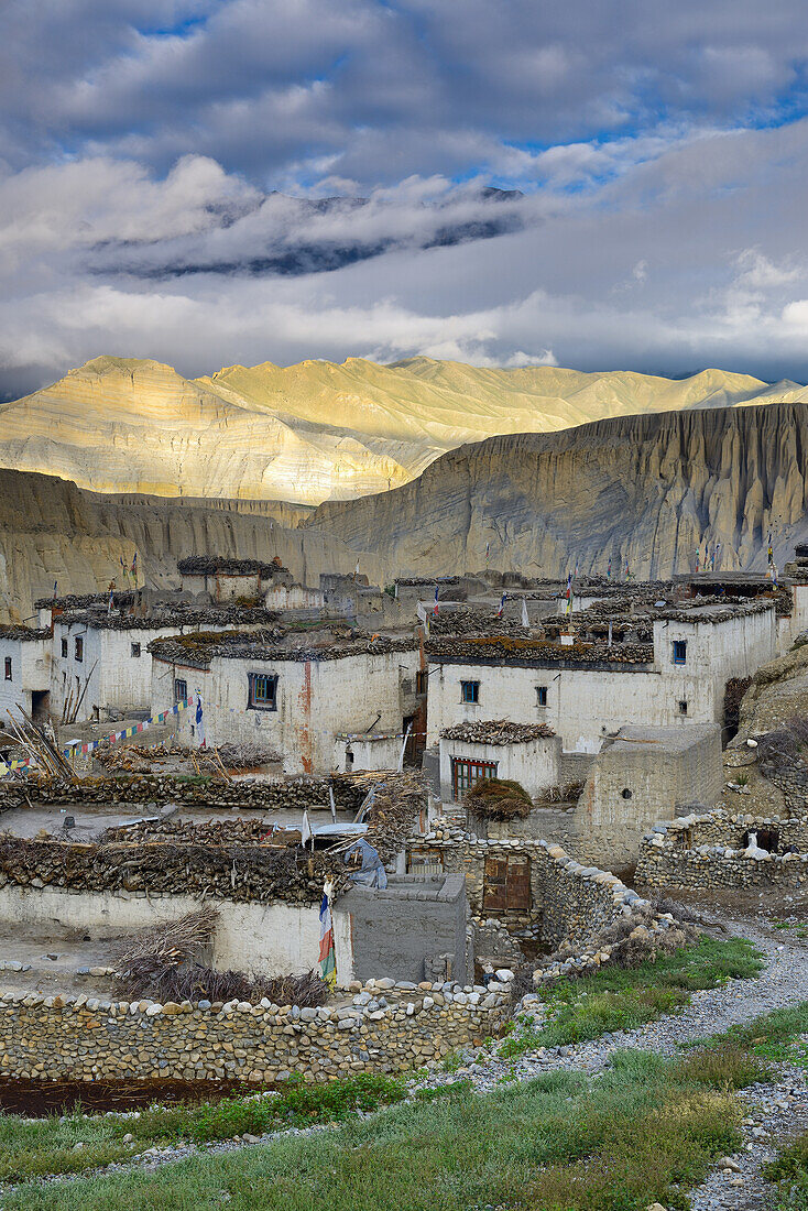 Tangge, tibetian village with a buddhist Gompa in the Kali Gandaki valley, the deepest valley in the world, Mustang, Nepal, Himalaya, Asia
