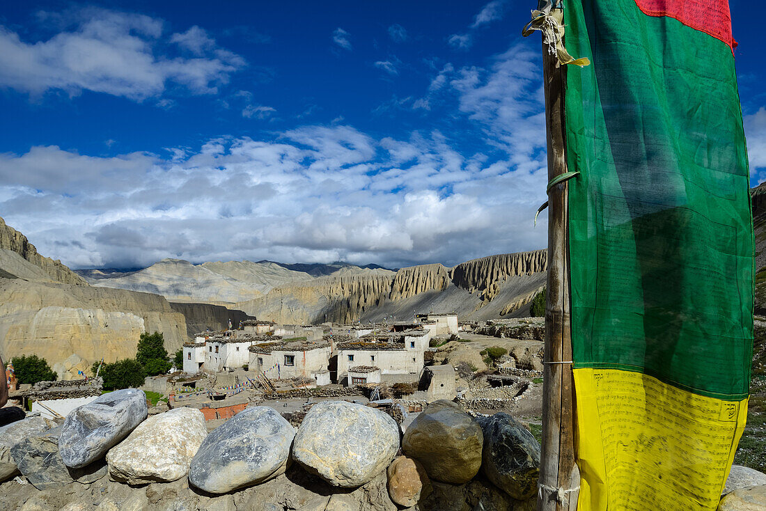 Gebetsfahne in Tangge, tibetische Ortschaft mit buddhistischem Kloster im Kali Gandaki Tal, dem tiefsten Tal der Welt, Mustang, Nepal, Himalaya, Asien