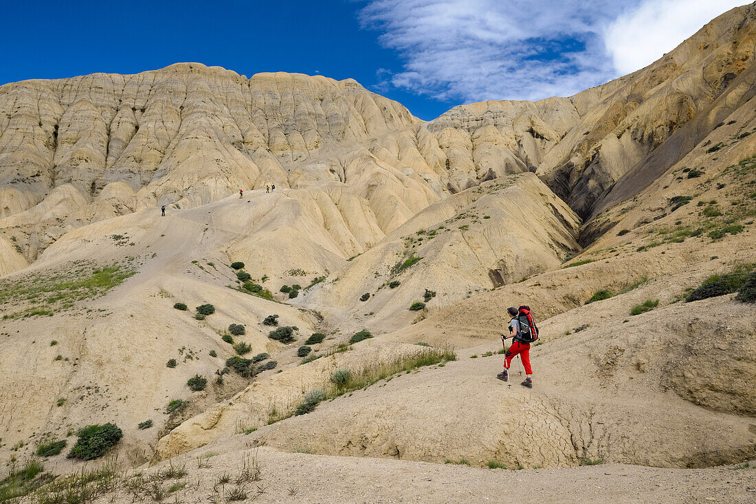 Junge Frau, Wanderer, Trekker in surrealer Landschaft typisch fuer das Mustang in der Hochwueste um das Kali Gandaki Tal, dem tiefsten Tal der Welt, Mustang, Nepal, Himalaya, Asien