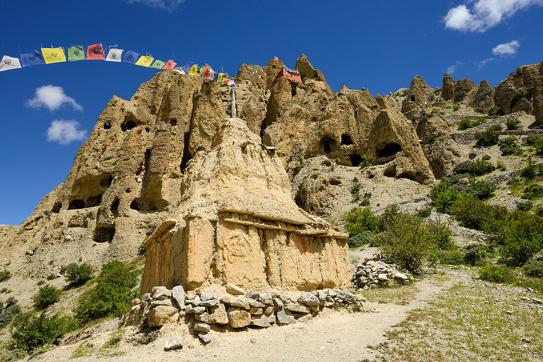 Luri Gompa, Luri Gumba, buddhistisches Felsenkloster mit Gebetsfahnen, naha Yara, Gara, Koenigreich Mustang, Nepal, Himalaya, Asien