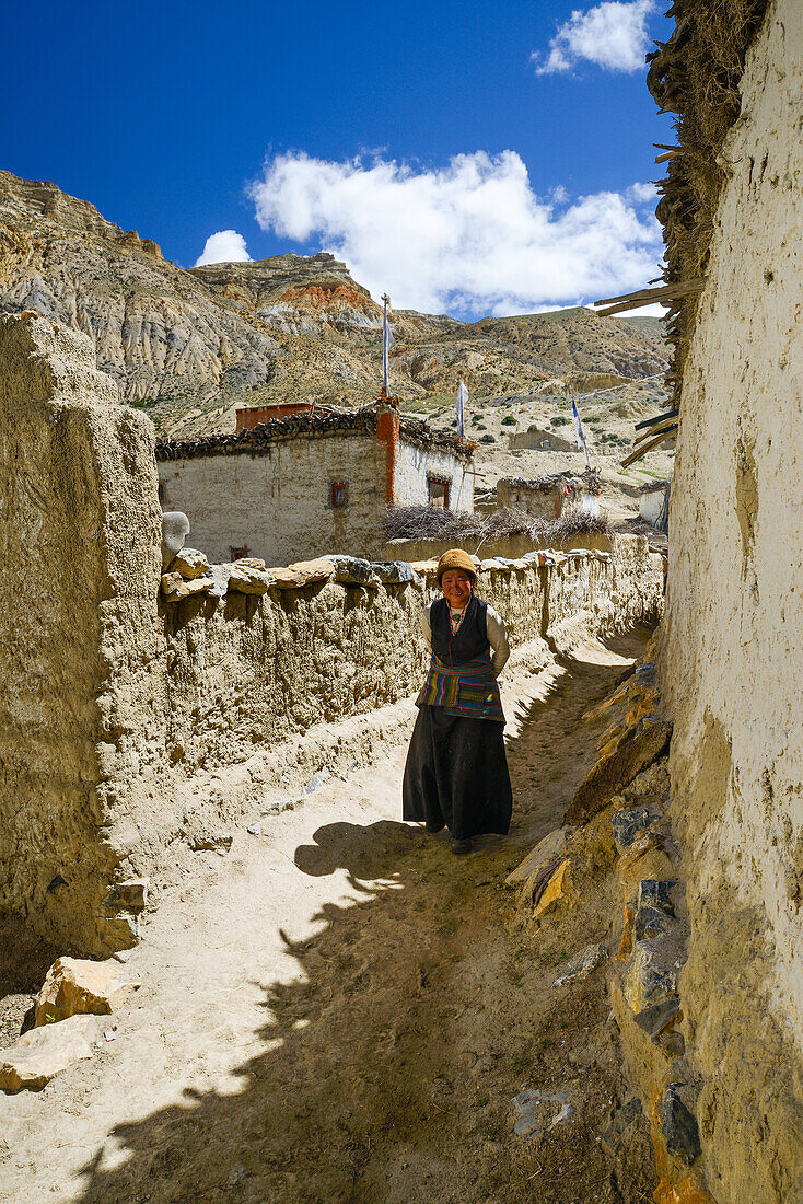 Tibetische Frau in den Gassen von Gara , Yara auf 4600 m, tibetische Ortschaft mit buddhistischem Kloster am Kali Gandaki Tal, dem tiefsten Tal der Welt, fruchtbare Felder gibt es in der Hochwueste nur durch ein ausgekluegeltes Bewaesserungssystem, Mustan