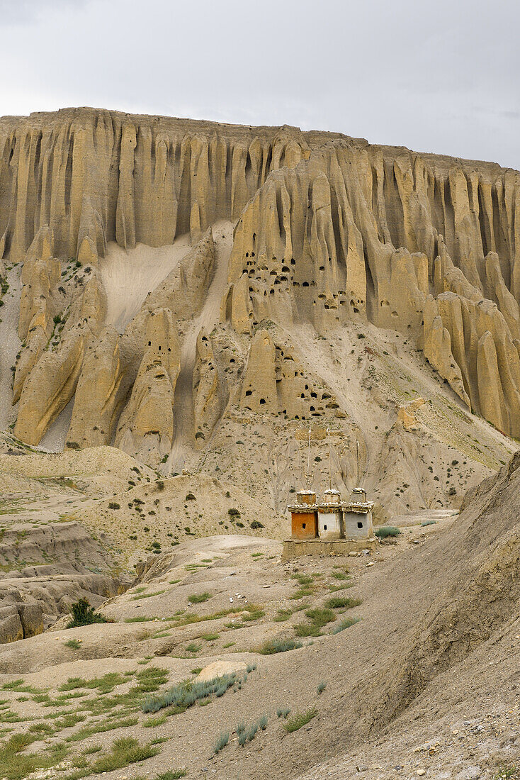 Buddhistische Choerten, in surrealer Landschaft typisch fuer das Mustang in der Hochwueste um das Kali Gandaki Tal, dem tiefsten Tal der Welt, Mustang, Nepal, Himalaya, Asien