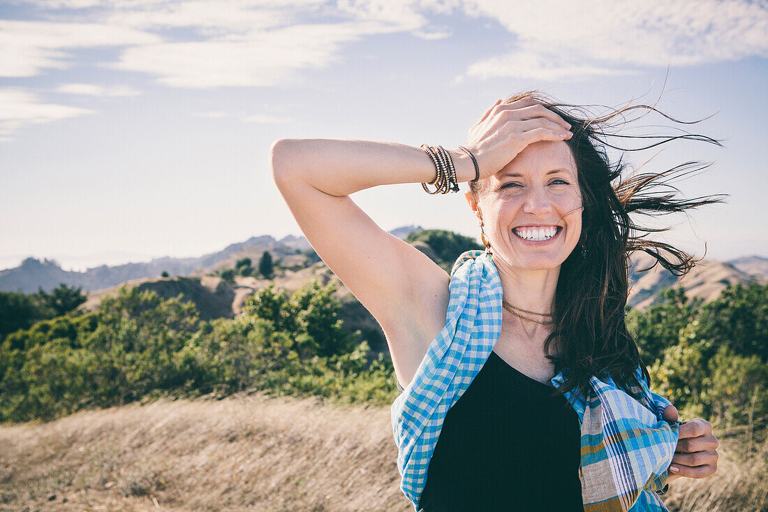 Kaukasische Frau lachend auf einem ländlichen Feld