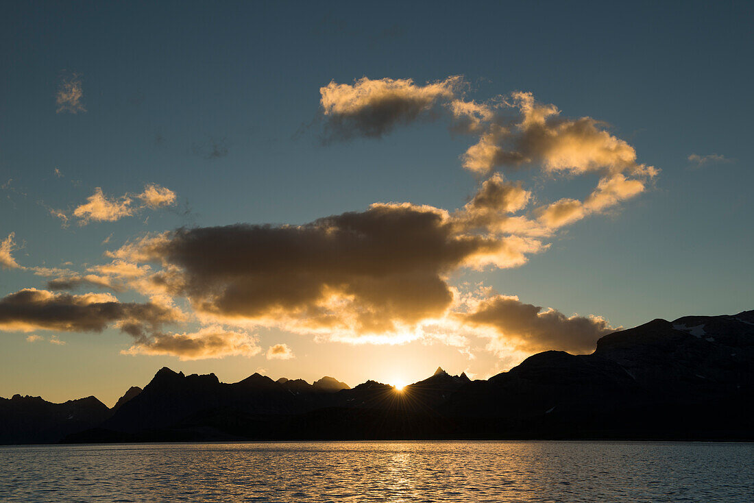 Wolken und Bergkulisse bei Sonnenaufgang, Salisbury Plain, Suedgeorgien, Antarktis