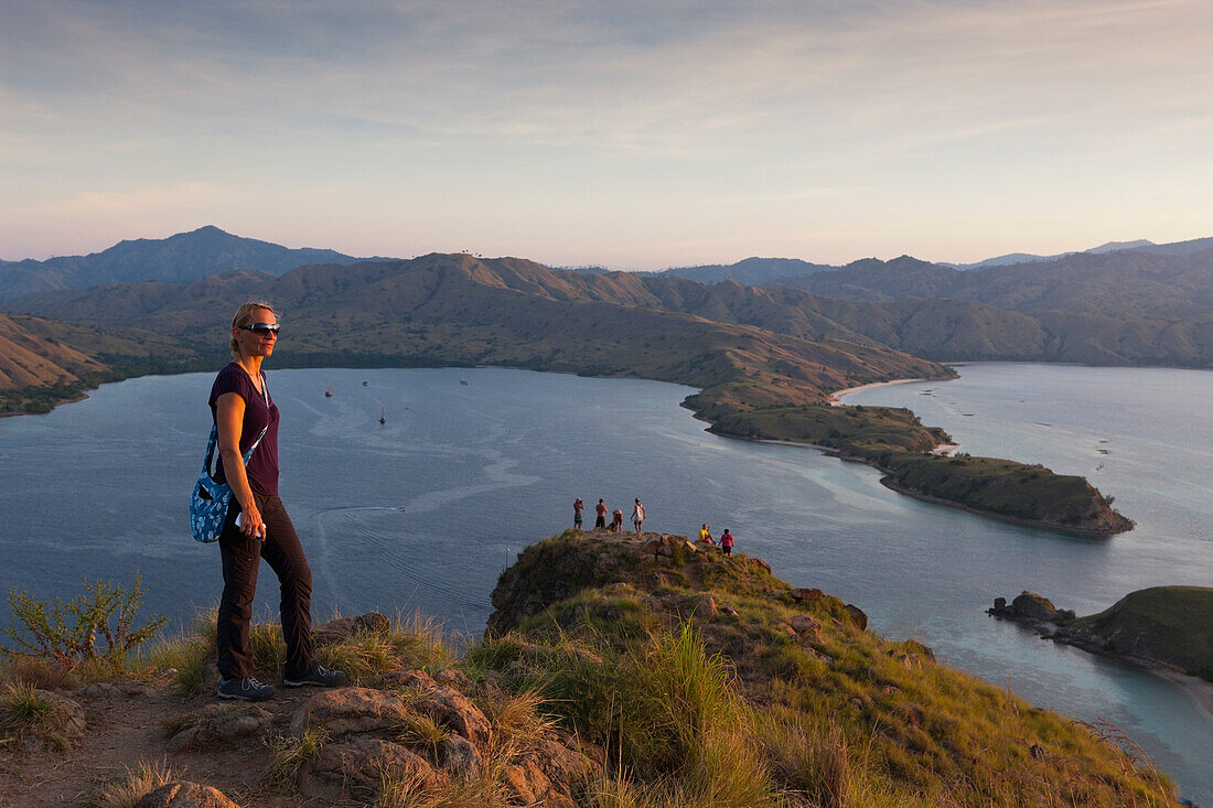 Blick ueber die Bucht von Gili Lawa Darat, Komodo Nationalpark, Indonesien